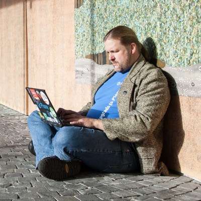 Jens Klein beim Programmieren am Notebook